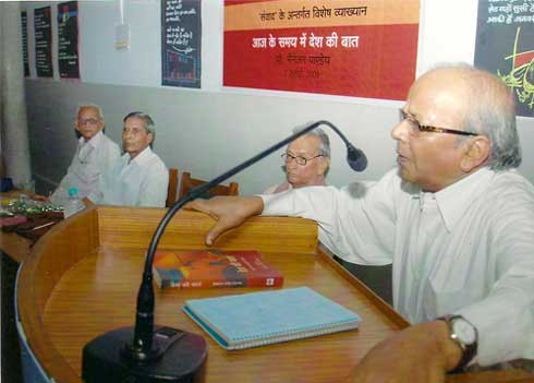  मैनेंजर पाण्डेय